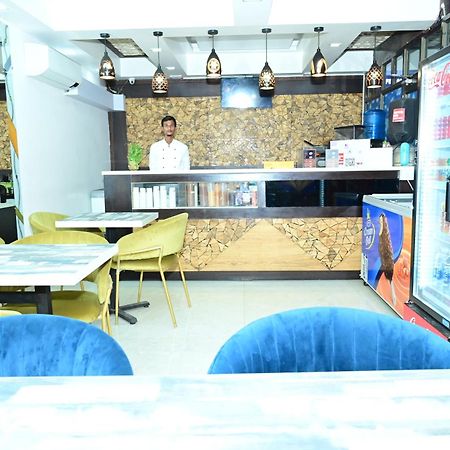 Hotel Sgt Plaza Варанаси Екстериор снимка