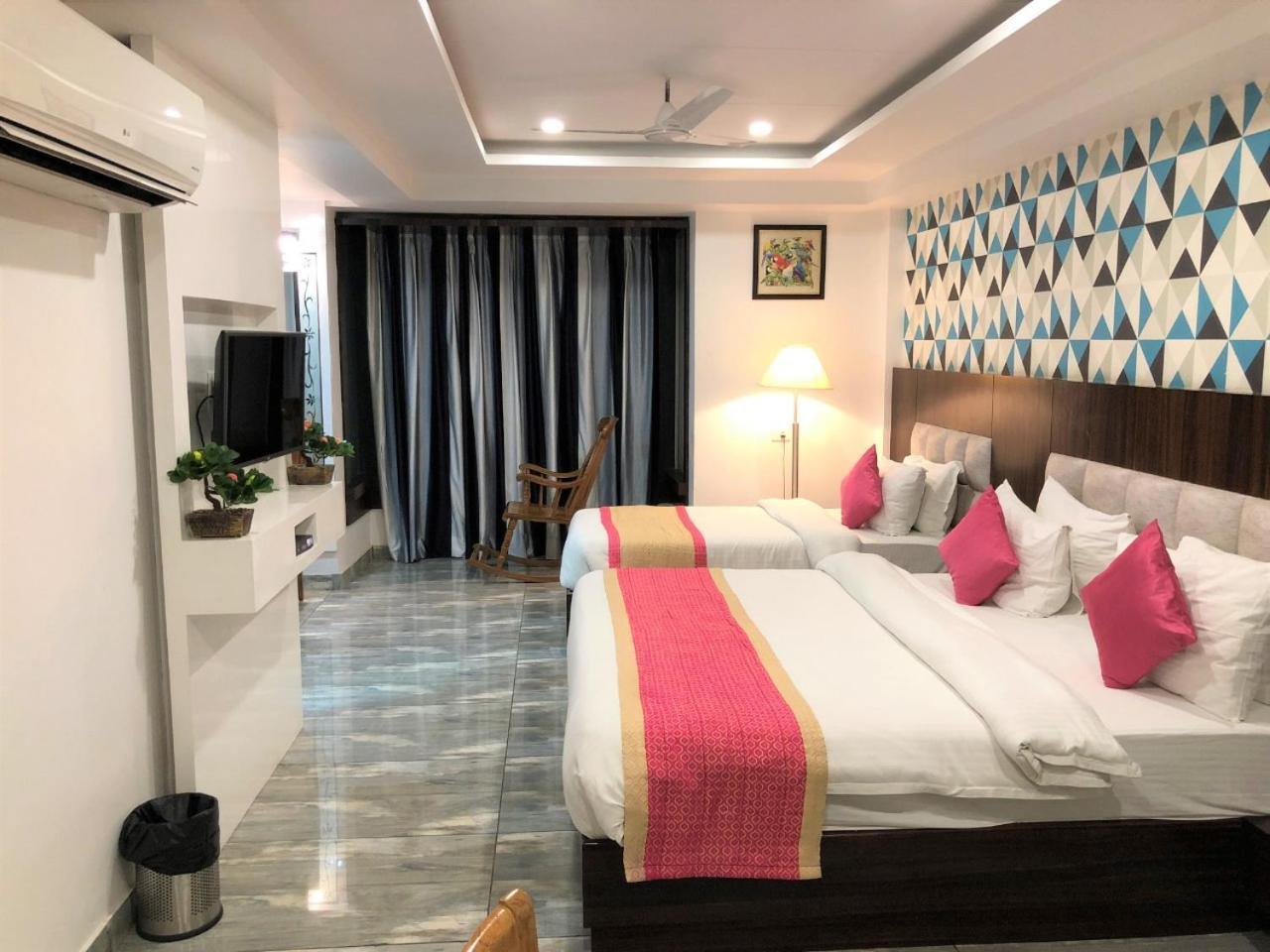 Hotel Sgt Plaza Варанаси Екстериор снимка