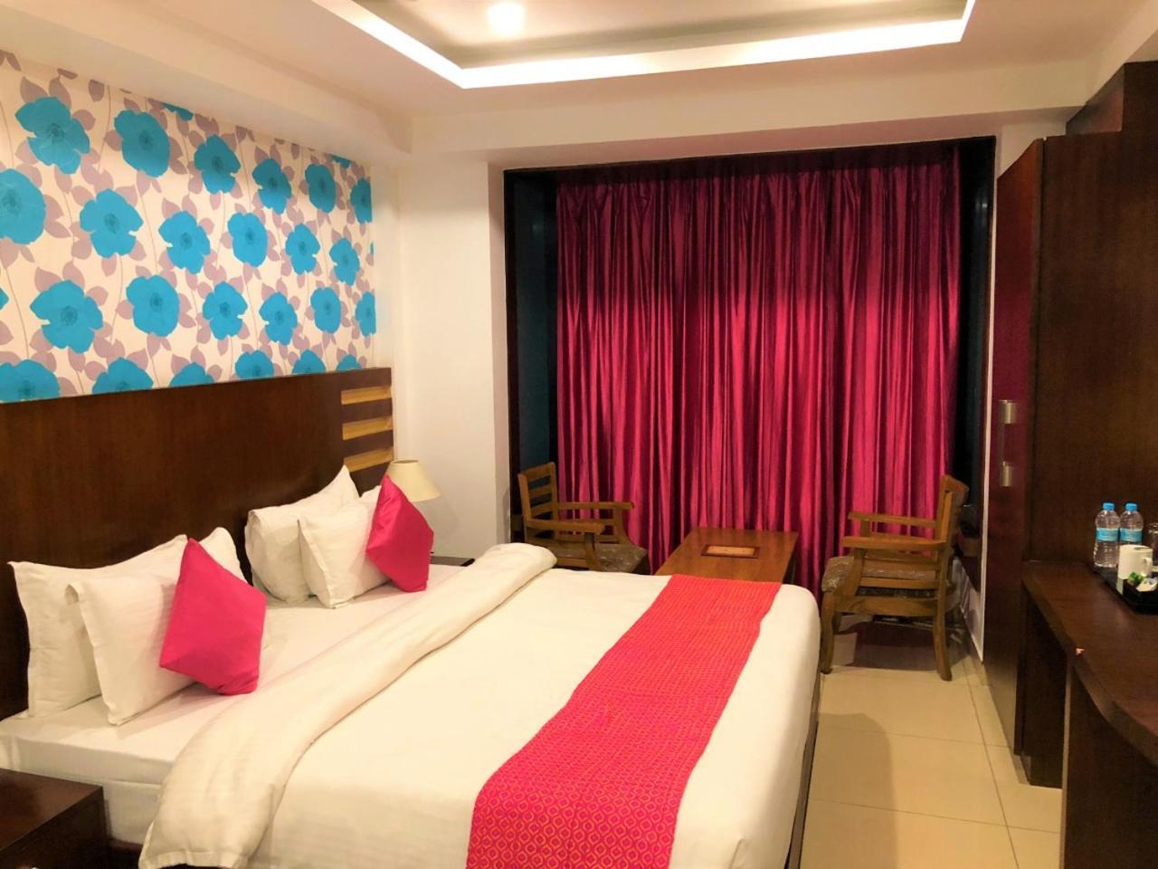 Hotel Sgt Plaza Варанаси Екстериор снимка