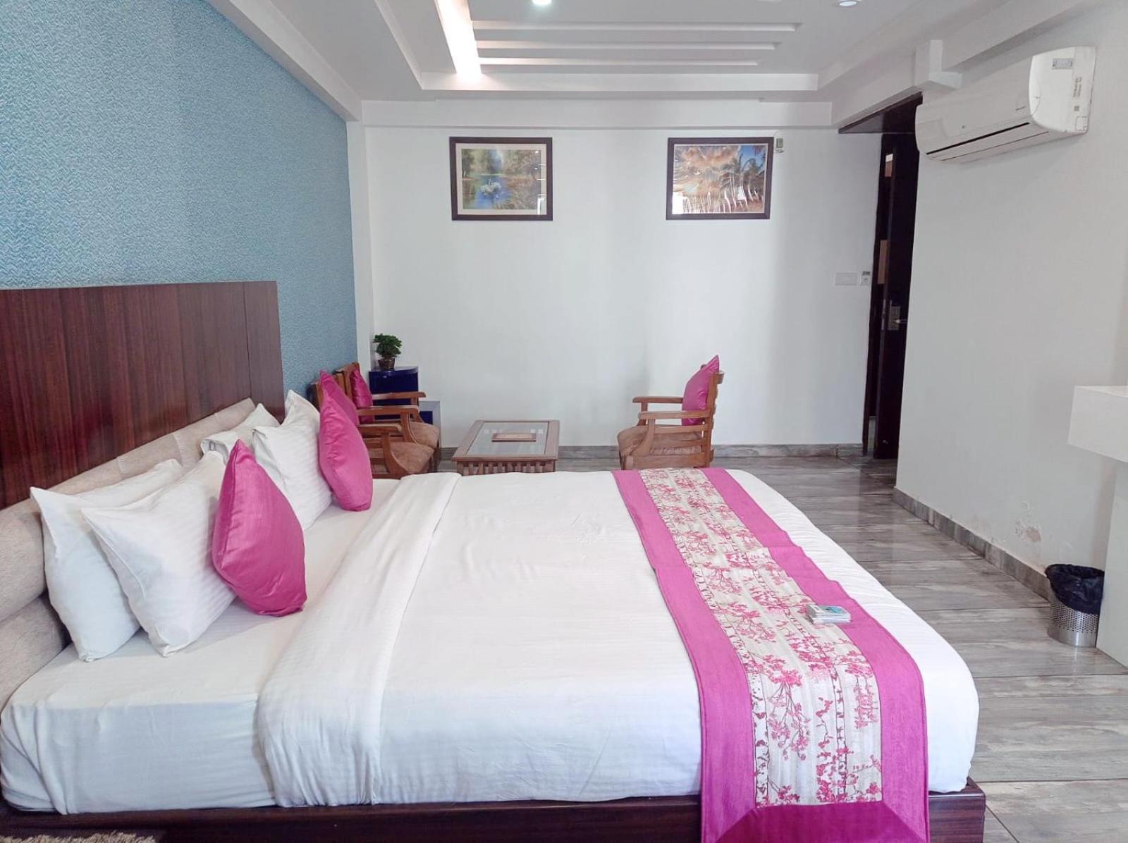 Hotel Sgt Plaza Варанаси Екстериор снимка