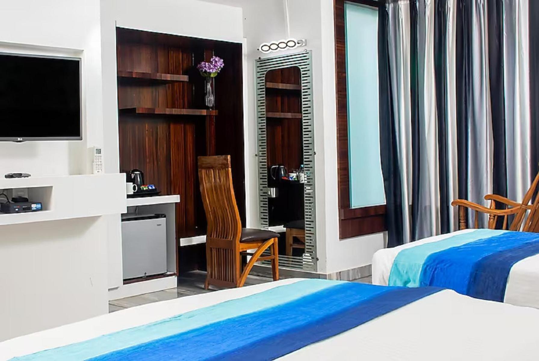 Hotel Sgt Plaza Варанаси Екстериор снимка