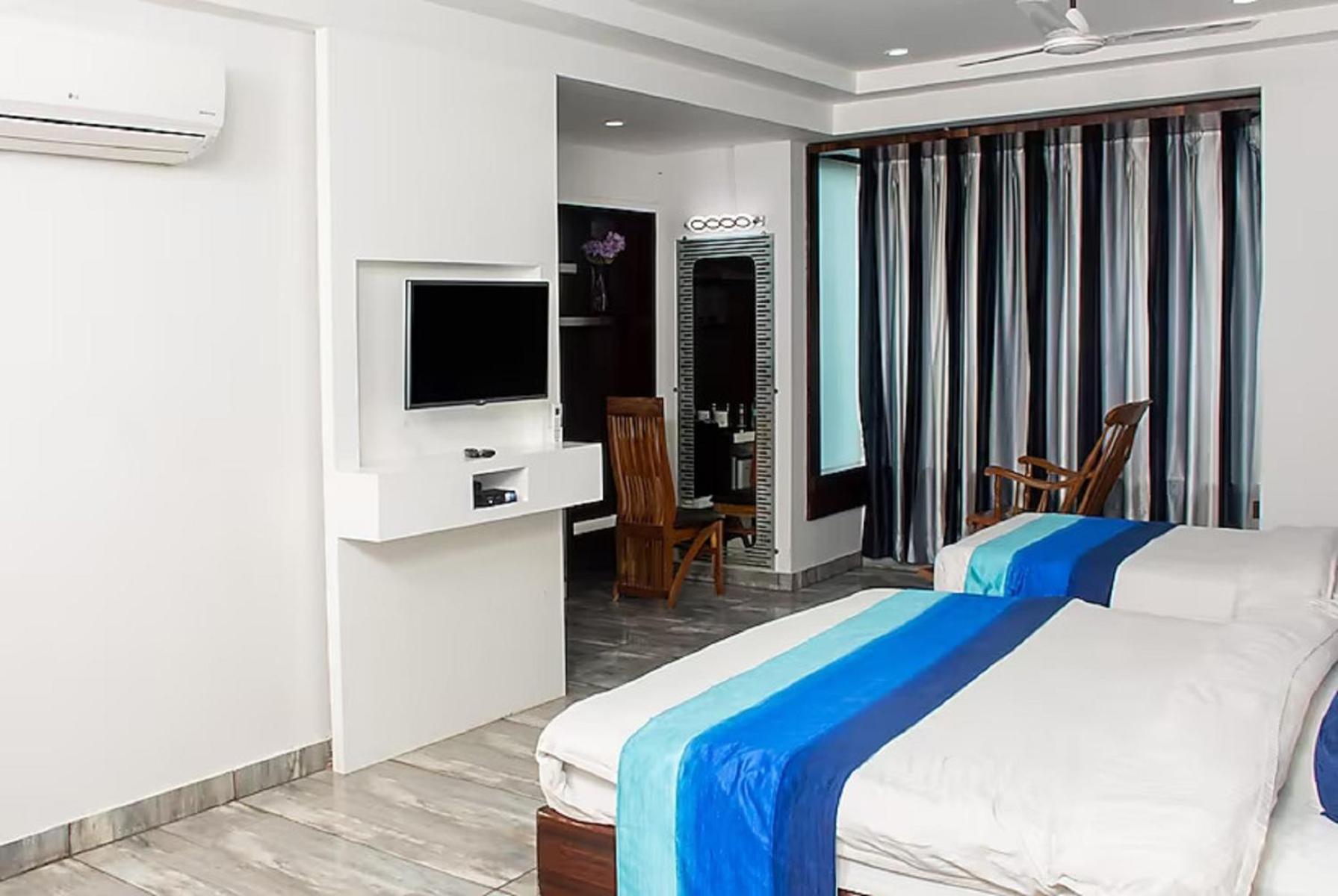 Hotel Sgt Plaza Варанаси Екстериор снимка