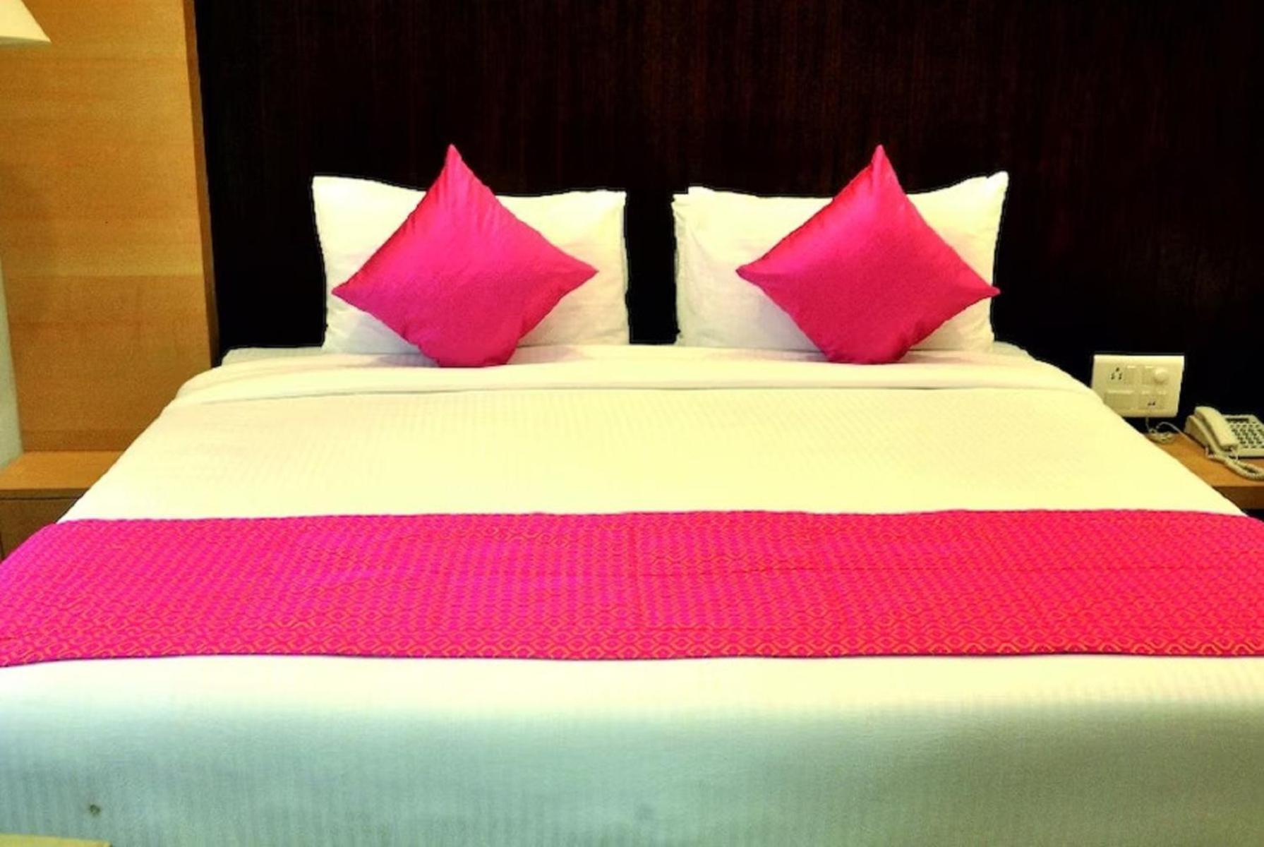 Hotel Sgt Plaza Варанаси Екстериор снимка