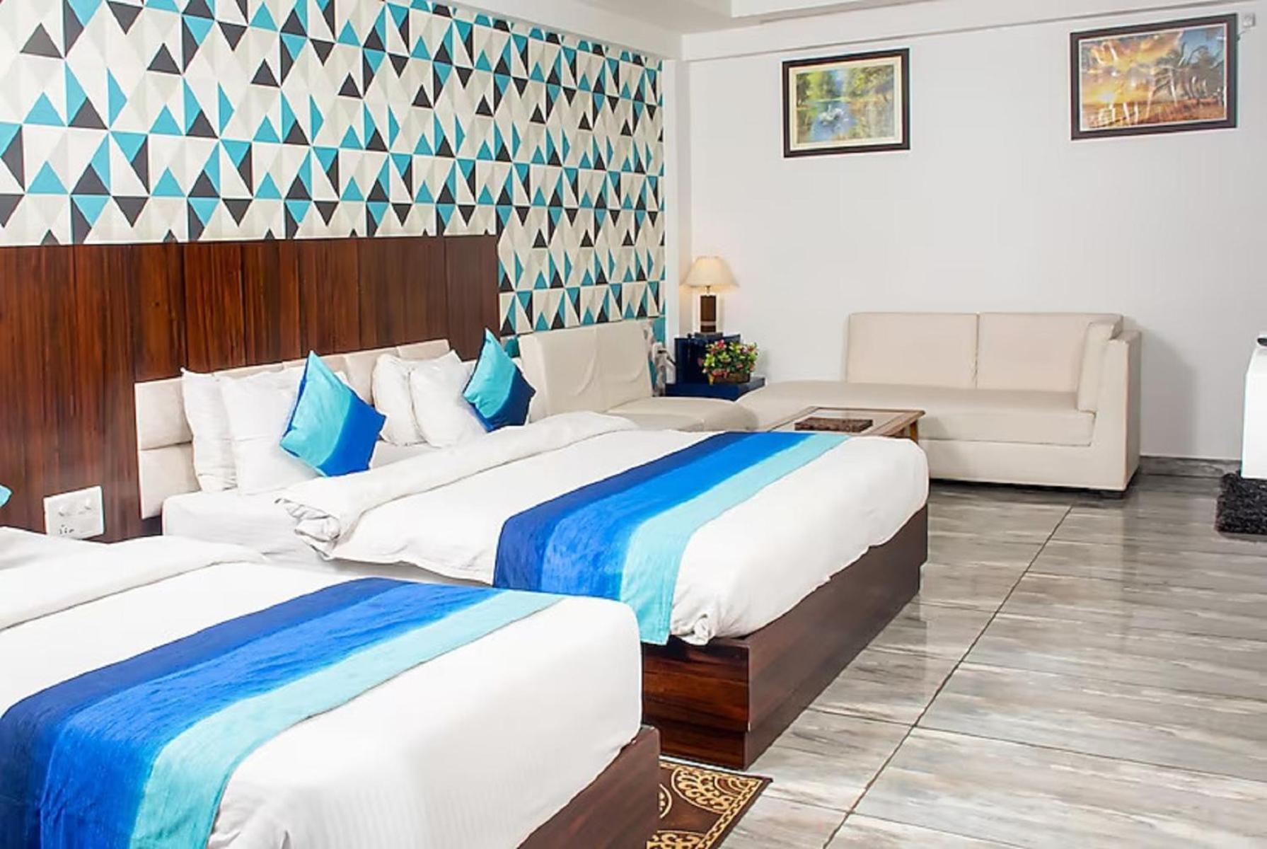 Hotel Sgt Plaza Варанаси Екстериор снимка