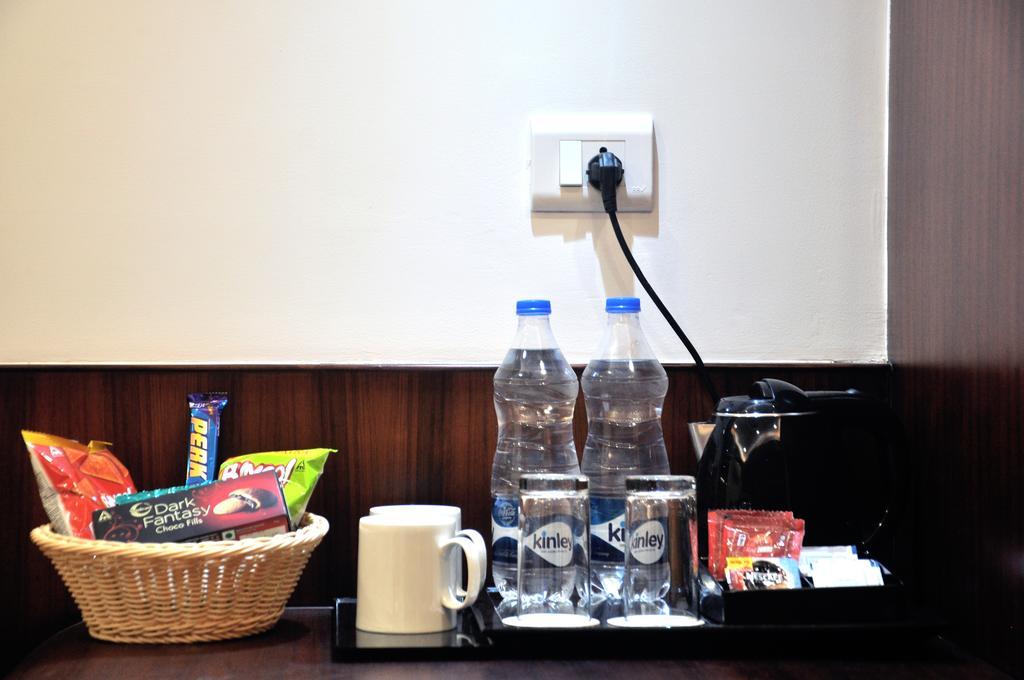 Hotel Sgt Plaza Варанаси Екстериор снимка
