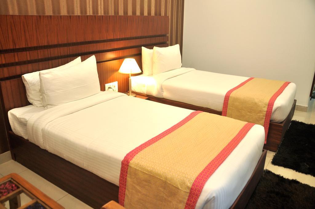 Hotel Sgt Plaza Варанаси Екстериор снимка