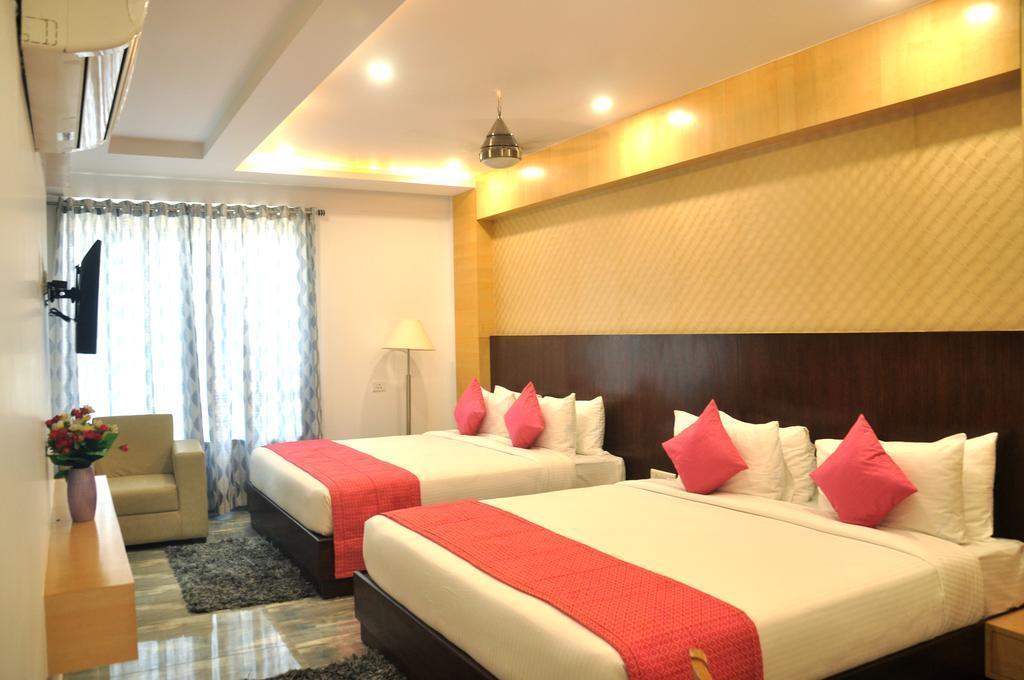 Hotel Sgt Plaza Варанаси Екстериор снимка