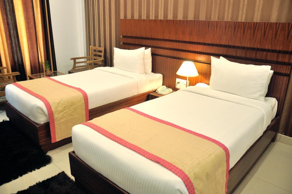 Hotel Sgt Plaza Варанаси Екстериор снимка