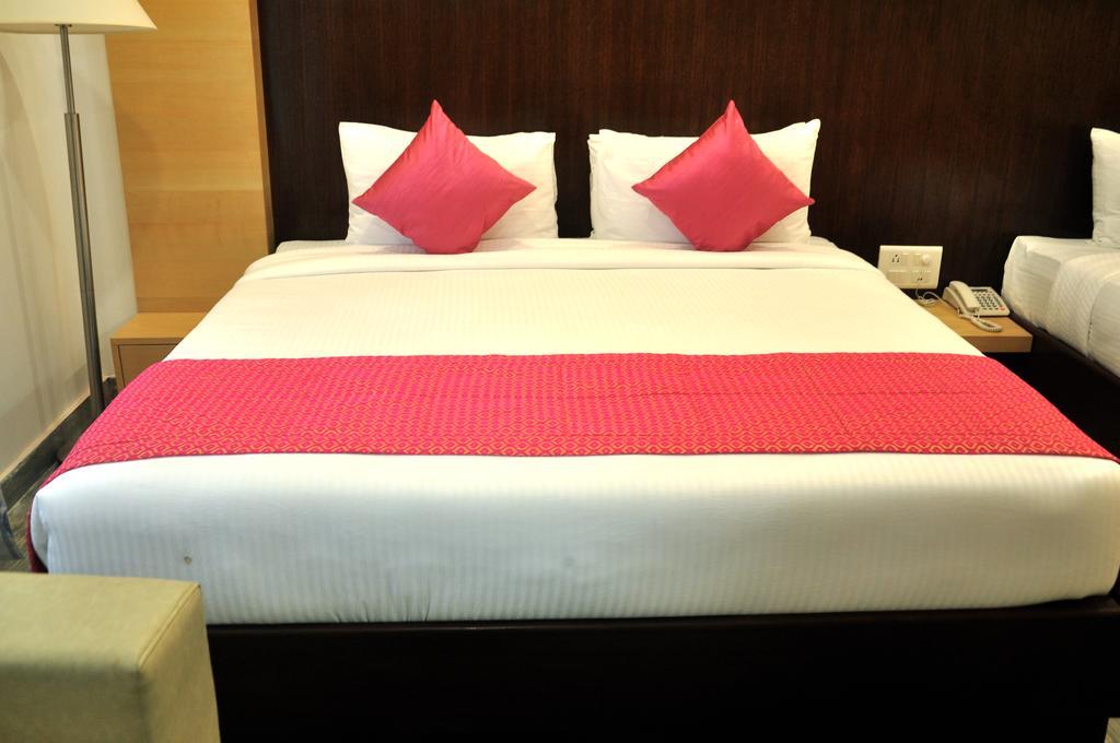 Hotel Sgt Plaza Варанаси Екстериор снимка