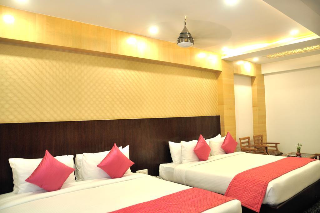 Hotel Sgt Plaza Варанаси Екстериор снимка