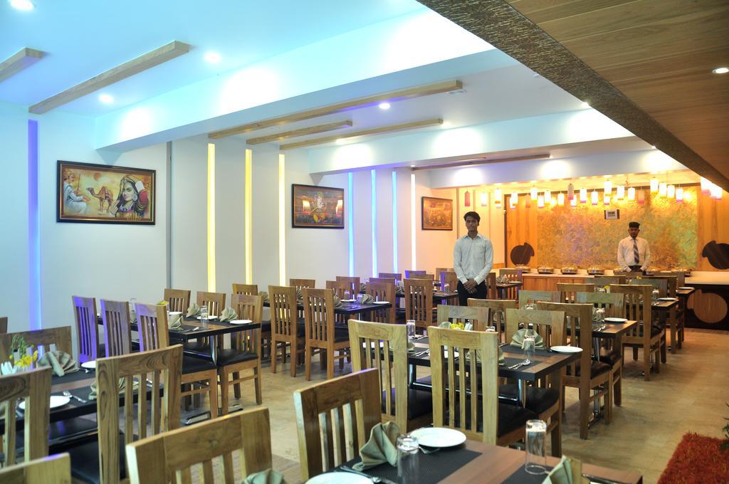 Hotel Sgt Plaza Варанаси Екстериор снимка