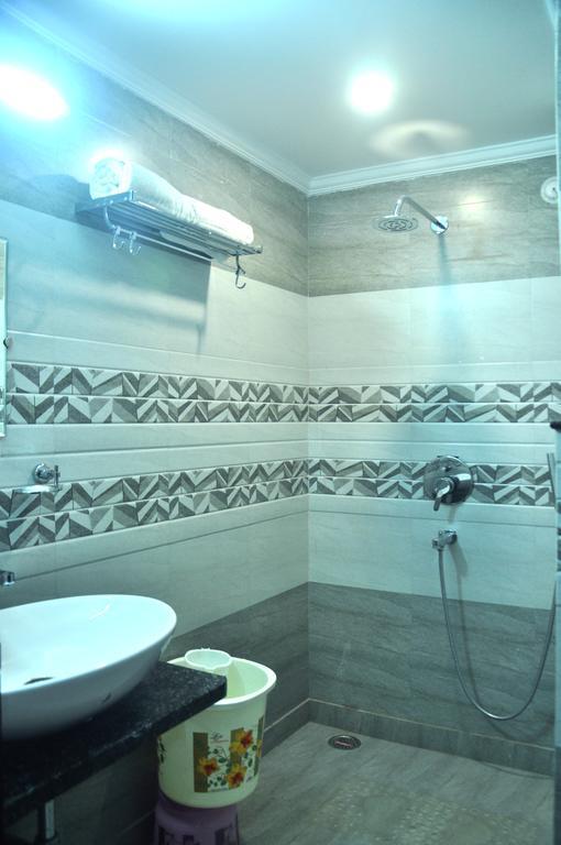 Hotel Sgt Plaza Варанаси Екстериор снимка