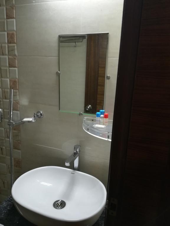 Hotel Sgt Plaza Варанаси Екстериор снимка