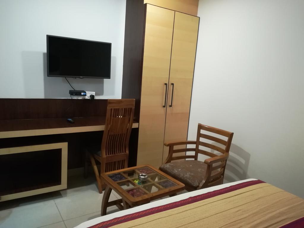 Hotel Sgt Plaza Варанаси Екстериор снимка