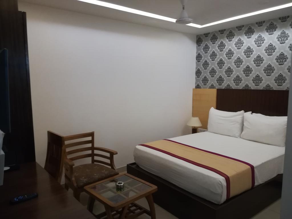 Hotel Sgt Plaza Варанаси Екстериор снимка