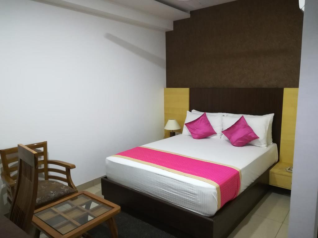 Hotel Sgt Plaza Варанаси Екстериор снимка