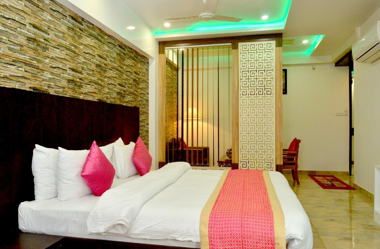 Hotel Sgt Plaza Варанаси Екстериор снимка