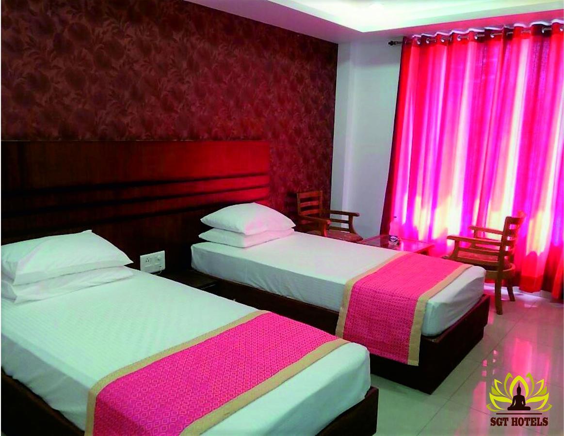Hotel Sgt Plaza Варанаси Екстериор снимка